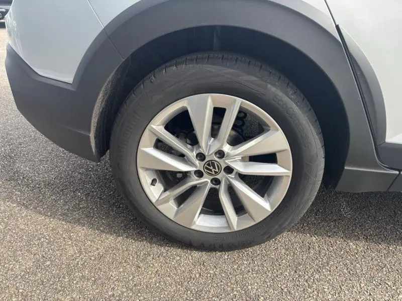 Gros plan sur la roue avant gauche en jante alu du Volkswagen Taigo 1.0 TSI 116ch Reflet d'Argent métallisée.