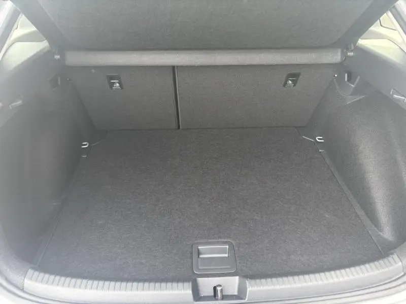 Coffre spacieux et propre du Volkswagen Taigo 2025, vue intérieure sans chargement, revêtement gris foncé uniforme.