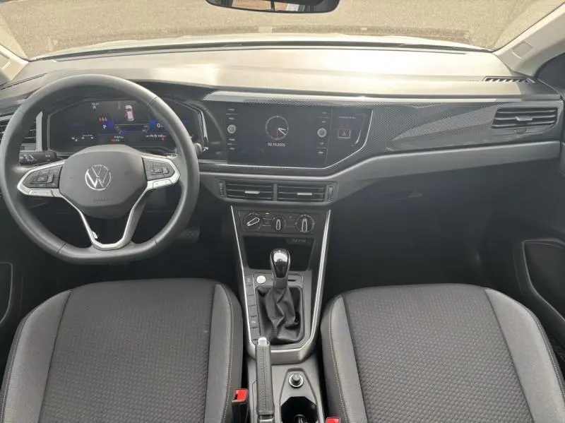 Intérieur du Volkswagen Taigo 2025, vue frontale du tableau de bord avec volant cuir multifonction et écran tactile central.