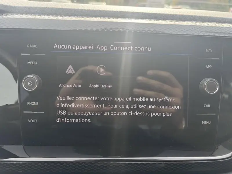 Écran tactile central du Volkswagen Taigo 2025 affichant la connexion App-Connect, entouré de commandes multimédia.