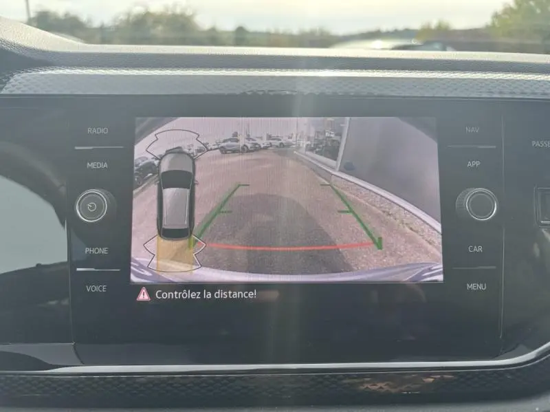 Vue de l'écran tactile intérieur montrant la caméra de recul du Volkswagen Taigo Reflet d'Argent métallisée.