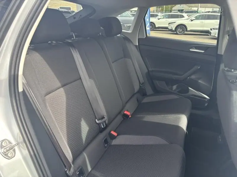 Vue intérieure côté droit sur la banquette arrière tissu noir du Volkswagen Taigo 2025 Reflet d'Argent métallisée.