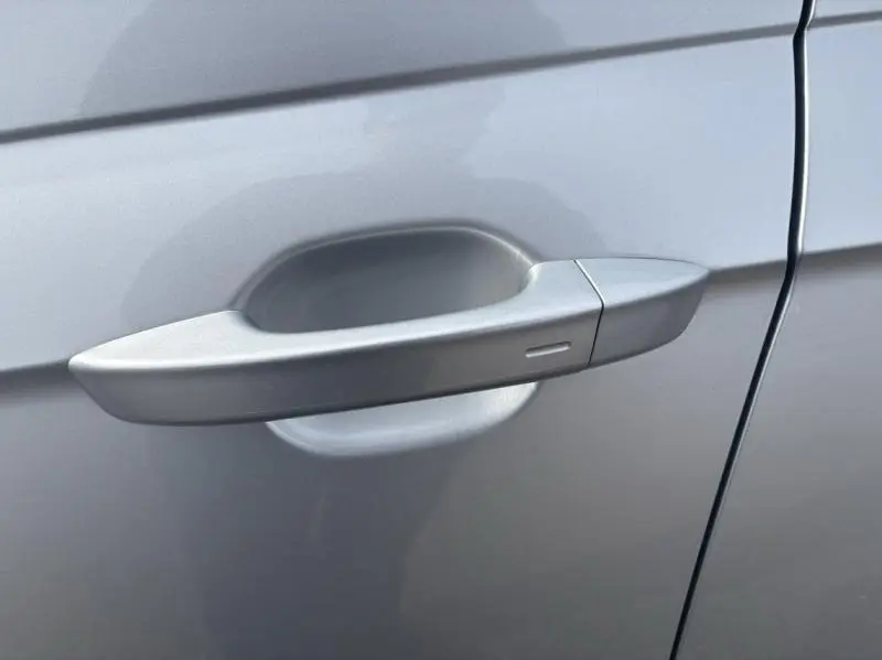 Poignée de porte côté gauche en gros plan sur Volkswagen Taigo 2025 couleur Reflet d'Argent métallisée.