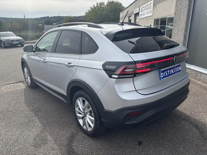 Volkswagen Taigo 2025 Reflet d'Argent vue 3/4 arrière droit avec feux arrière LED et barres de toit noires