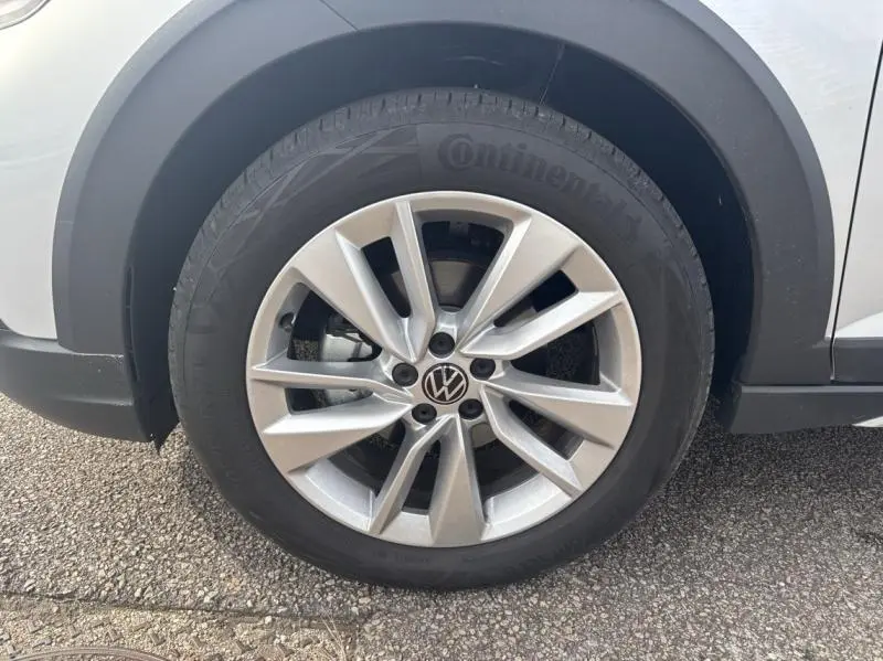Gros plan sur la roue avant gauche avec jante alu argentée et pneu Continental du Volkswagen Taigo Reflet d'Argent