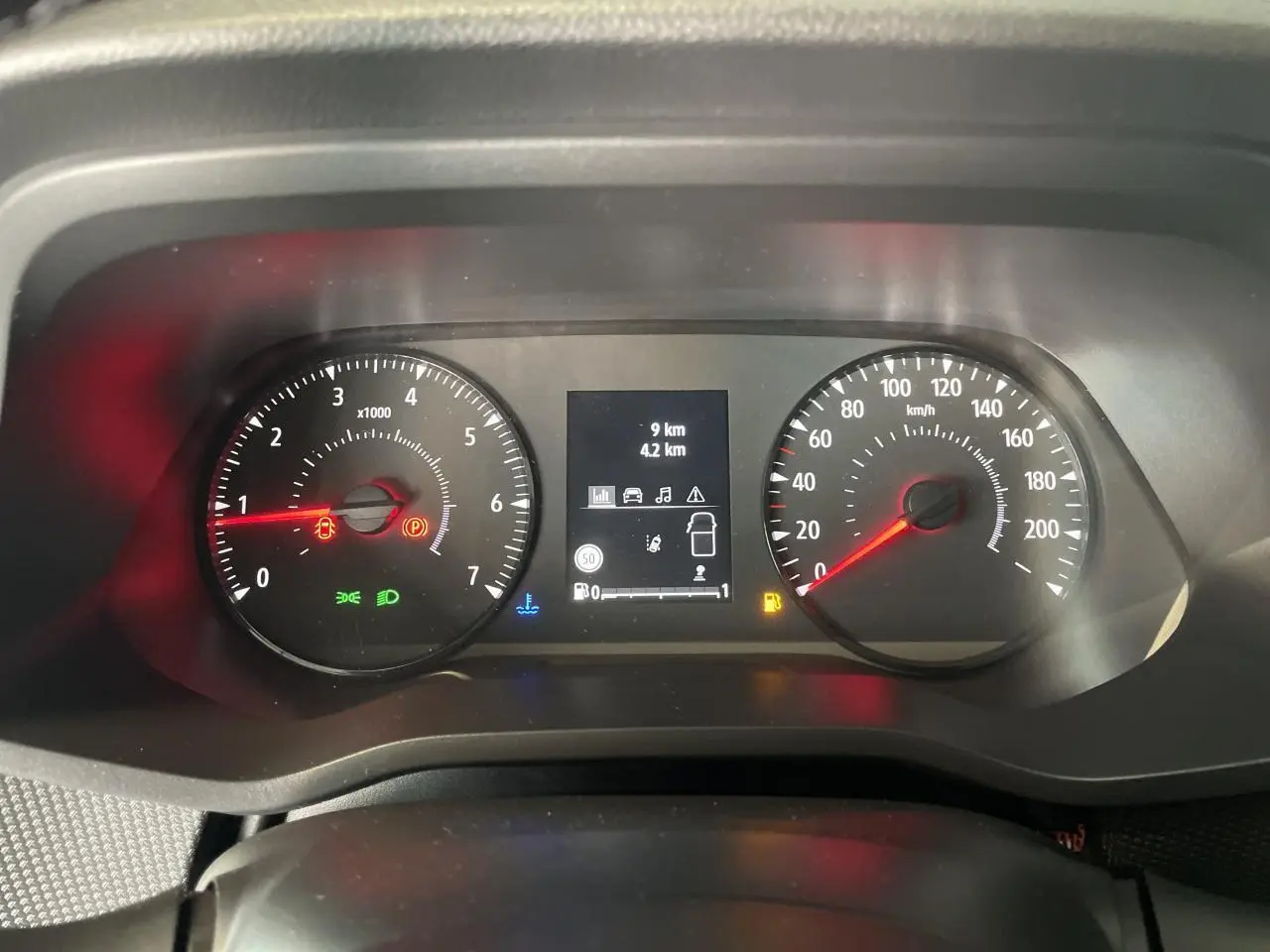 Vue rapprochée du tableau de bord du Renault Trafic Fourgon gris, affichant compte-tours, vitesse et écran central numérique.