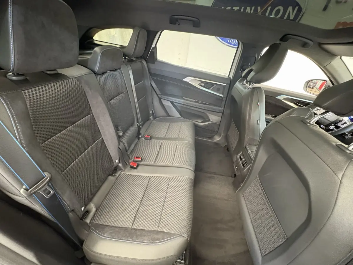 Vue intérieure côté droit des sièges arrière en tissu noir avec surpiqûres bleues du Renault Espace esprit Alpine 2025.