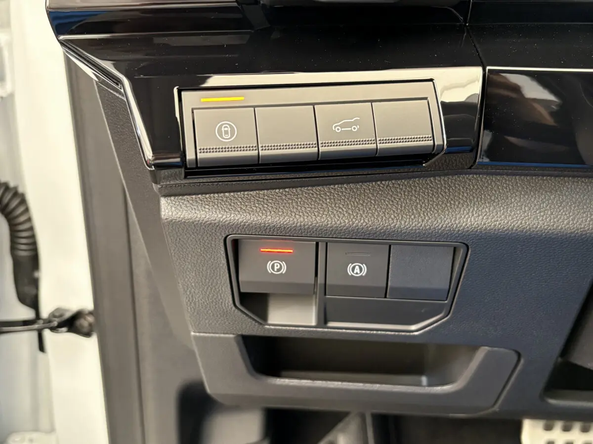 Gros plan sur les commandes noires du tableau de bord côté conducteur du Renault Espace blanc esprit Alpine 2025.