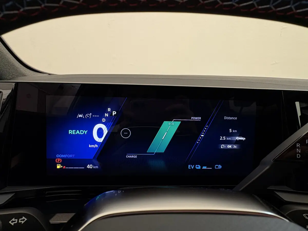 Tableau de bord numérique du Renault Espace blanc 2025, affichage multifonctions et indicateurs de conduite.
