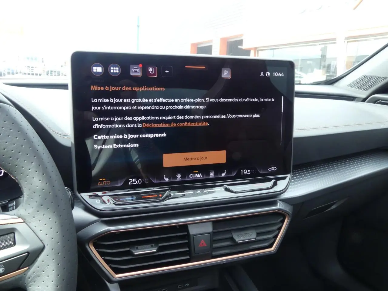 Écran tactile HD 12,9'' du tableau de bord du Cupra Formentor 2025, ambiance intérieure avec surpiqûres cuivrées.