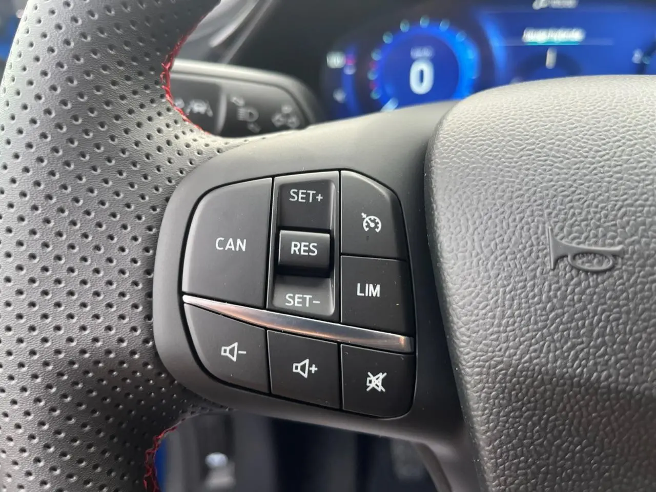 Gros plan sur les commandes du régulateur de vitesse au volant perforé du Ford Puma 2022 finition ST Line.