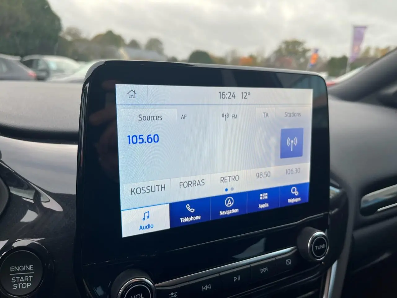 Écran tactile central du Ford Puma 2022 affichant la radio FM et les options de navigation et téléphone.