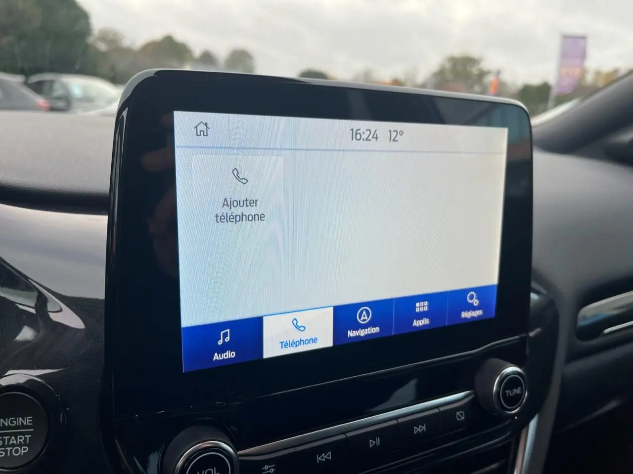 Écran tactile central du Ford Puma 2022 affichant le menu téléphone et navigation, intérieur noir moderne.
