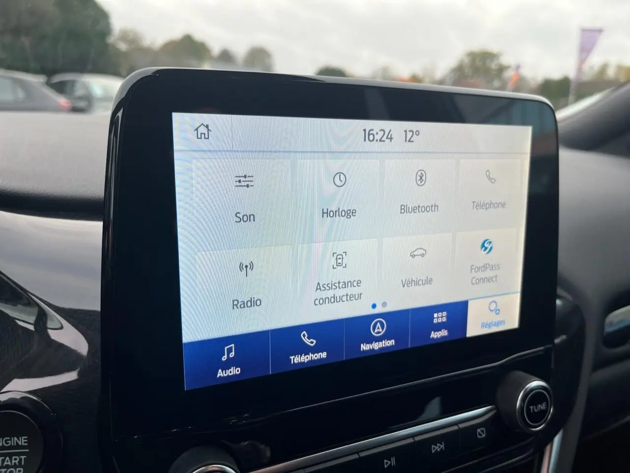 Écran tactile central du Ford Puma 2022 montrant les options audio, navigation et assistance conducteur.