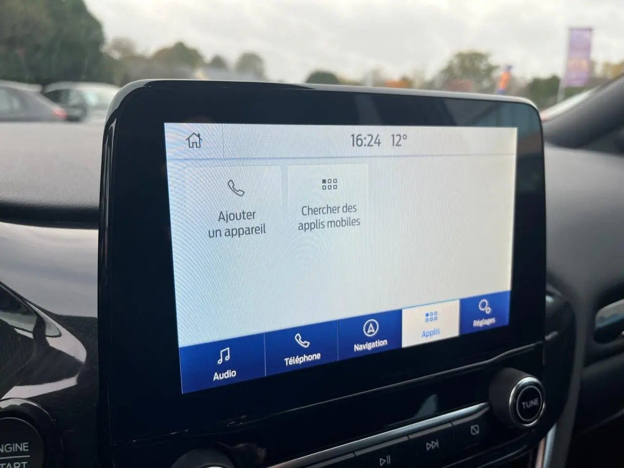 Écran tactile central du Ford Puma 2022 affichant les options de connexion et navigation, intérieur noir moderne.