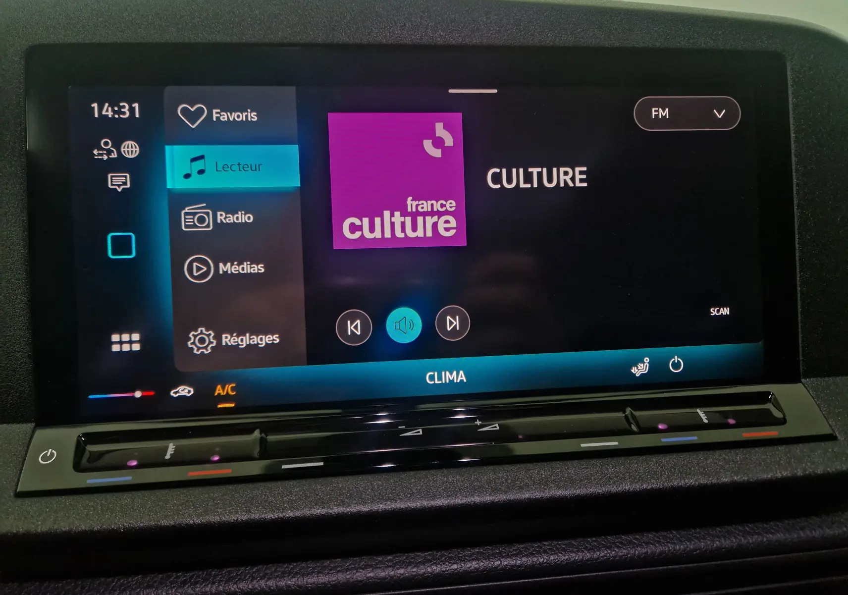 Écran tactile central du Volkswagen Caddy Maxi blanc 2025 affichant la radio France Culture en mode lecteur.