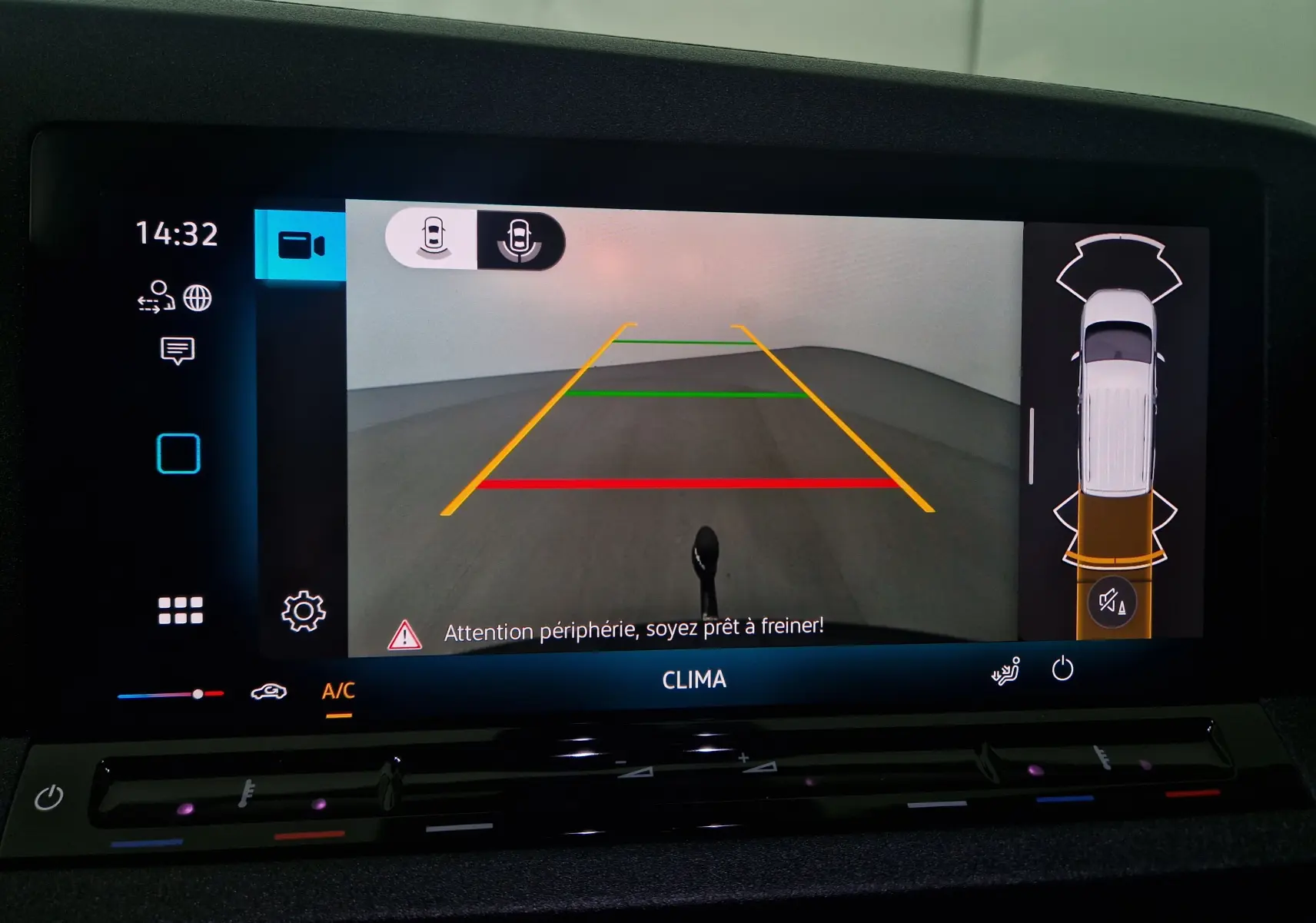 Affichage de la caméra de recul et du système d'assistance au stationnement du Volkswagen Caddy Maxi blanc, vue intérieure du tableau de bord.