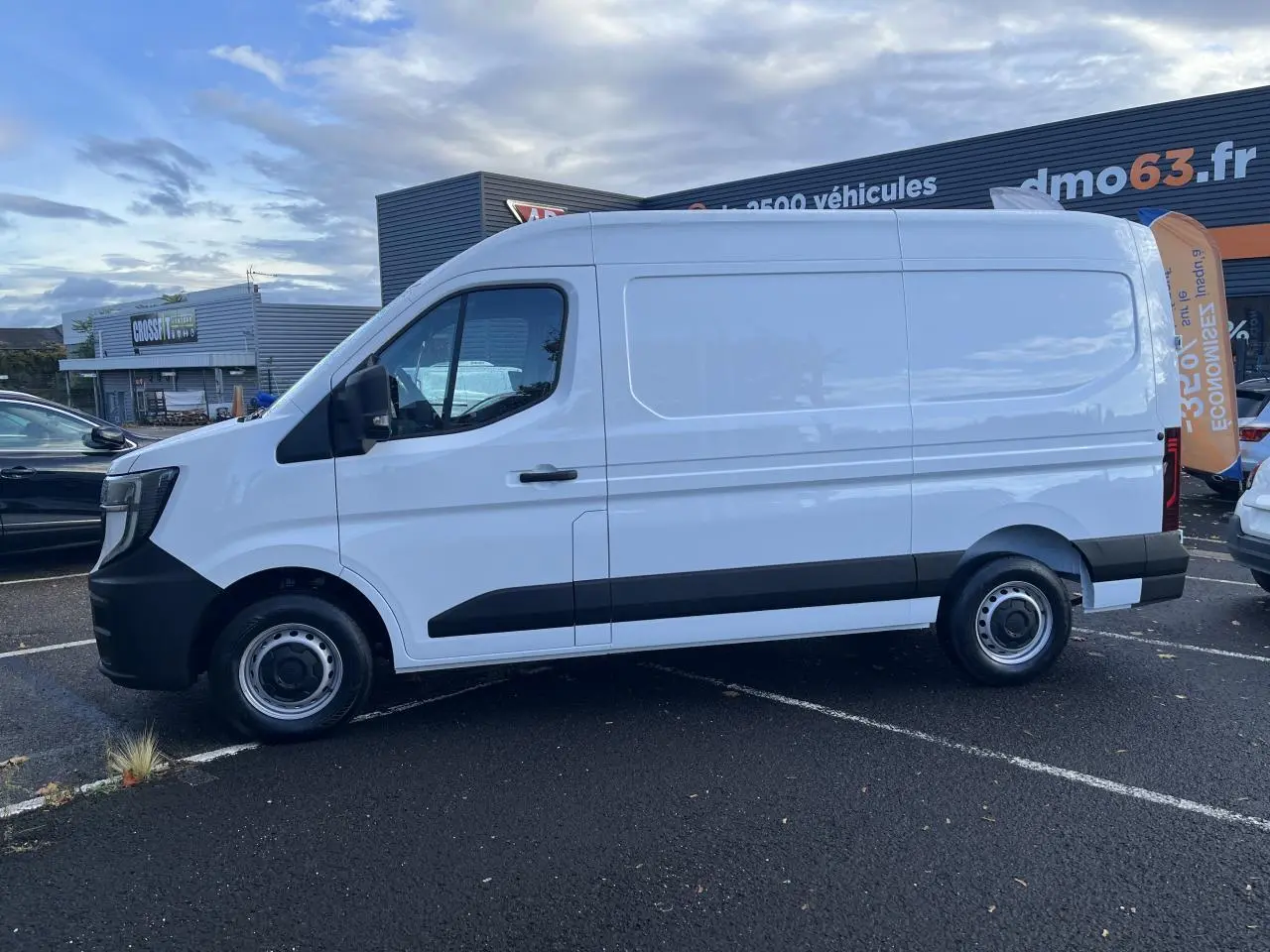 Vue latérale droite du Renault Master blanc 2025, fourgon avec porte coulissante et jantes tôles noires.