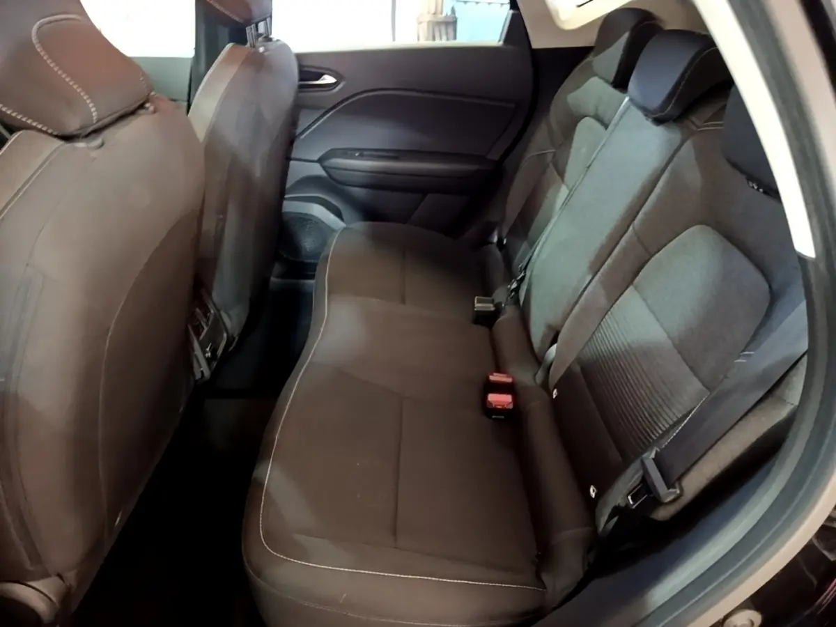 Vue intérieure côté droit sur la banquette arrière noire du Renault Captur Business TCe 140 EDC FAP 2021.