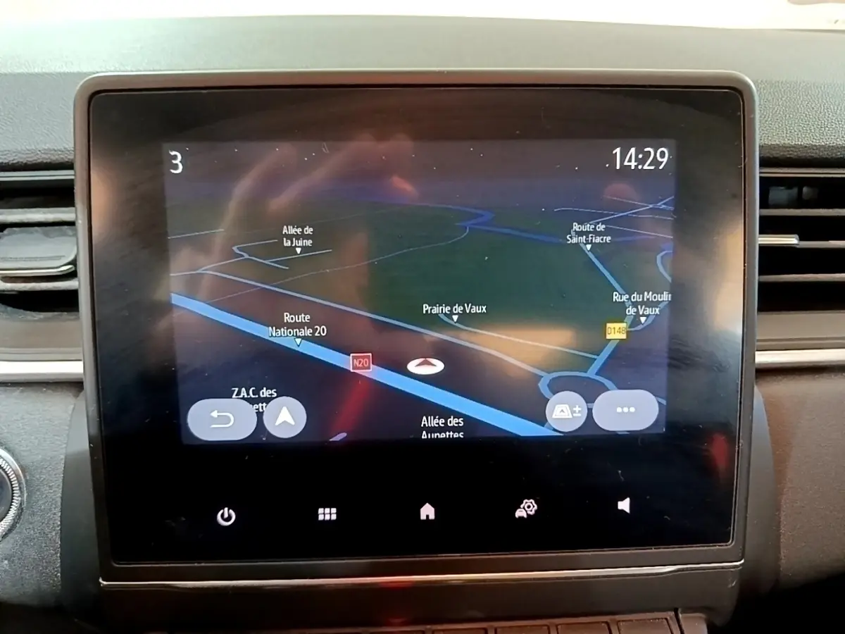 Écran tactile central du tableau de bord du Renault Captur Business noir, affichant la navigation GPS en 3D.
