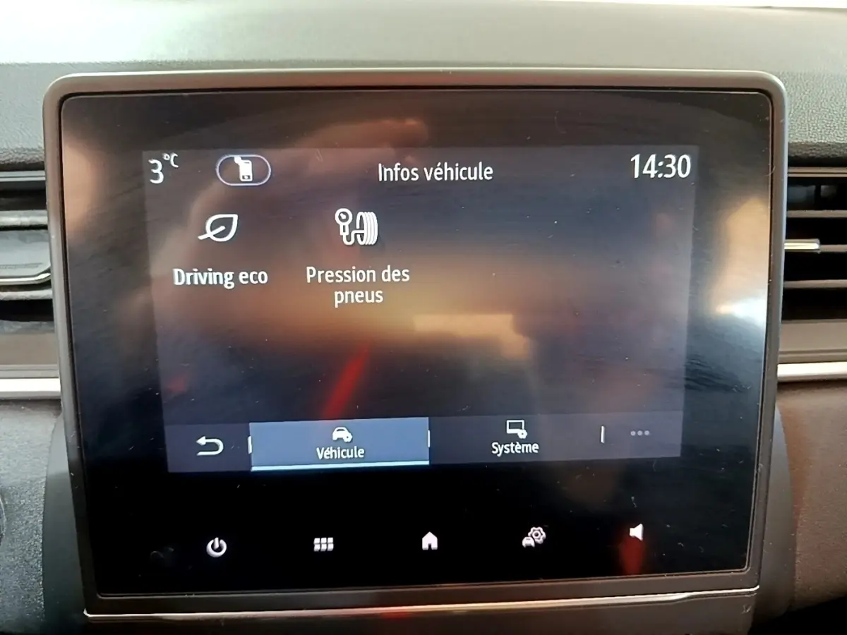 Écran tactile central du tableau de bord du Renault Captur Business 2021 affichant les infos véhicule.