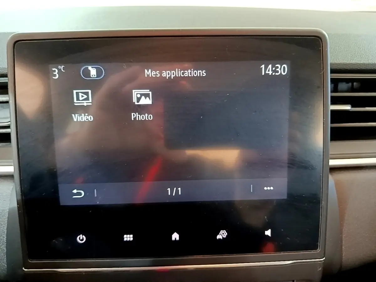 Écran tactile central du tableau de bord du Renault Captur noir, affichant le menu "Mes applications" à 14h30.