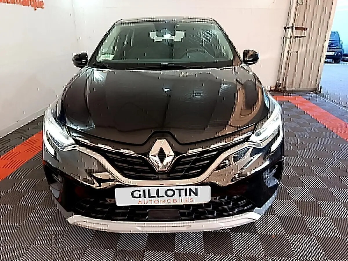 Vue de face du Renault Captur Business noir, mettant en valeur sa calandre chromée et ses phares LED distinctifs.