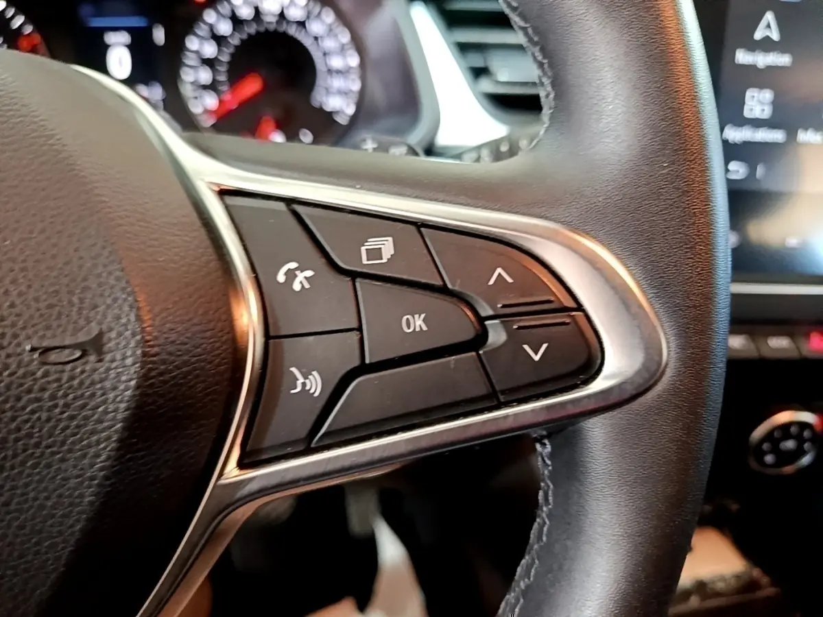 Gros plan sur les commandes multifonctions du volant noir du Renault Captur Business TCe 140 EDC 2021.