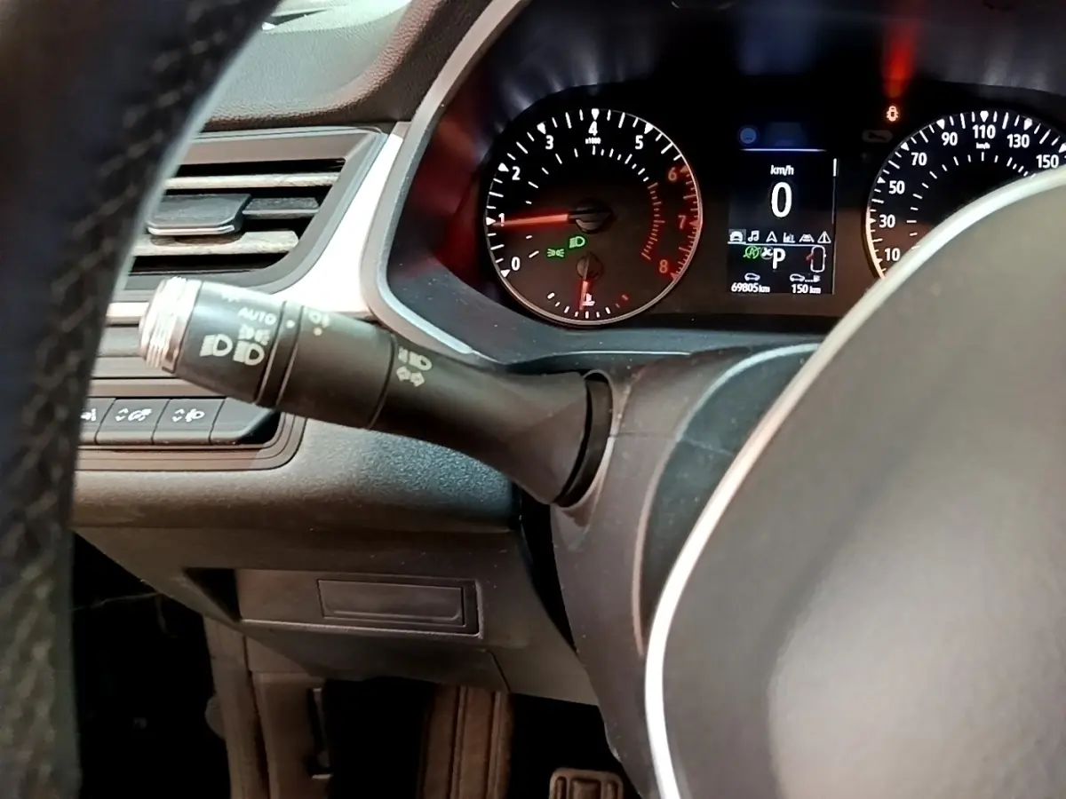 Vue rapprochée du combiné d'instruments et du commodo gauche du tableau de bord du Renault Captur noir 2021.