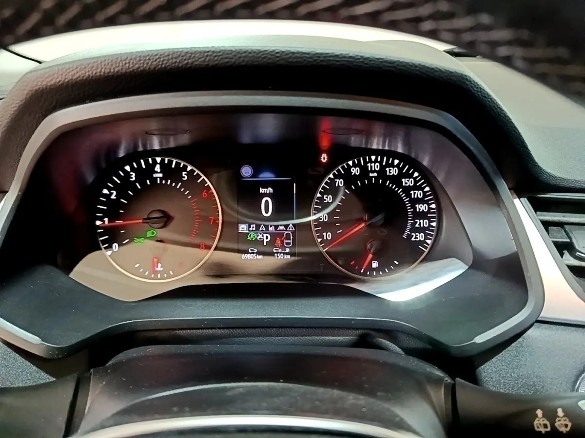 Vue rapprochée du combiné d'instruments du Renault Captur Business 2021, affichage numérique et compte-tours analogique.