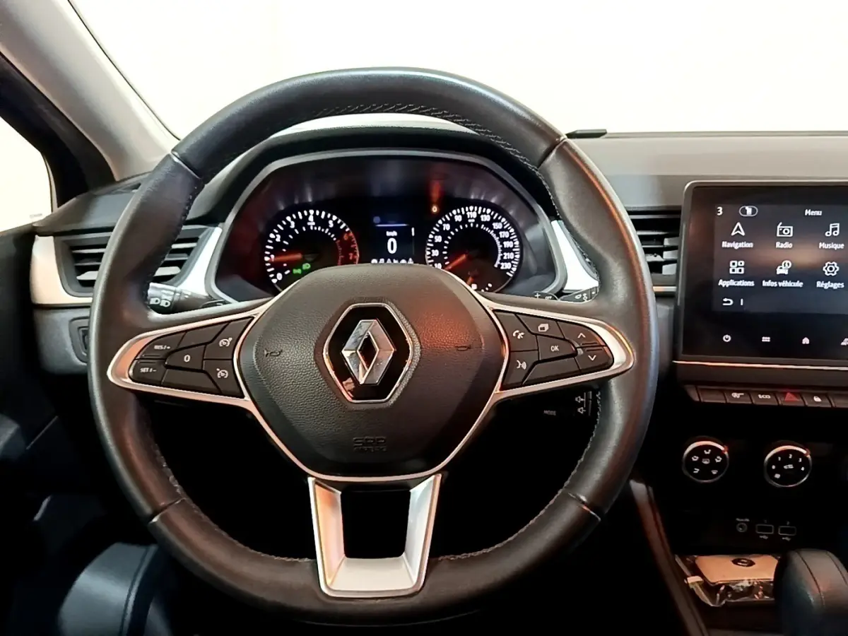 Vue rapprochée du volant noir multifonctions et du combiné d'instruments digital du Renault Captur Business 2021.