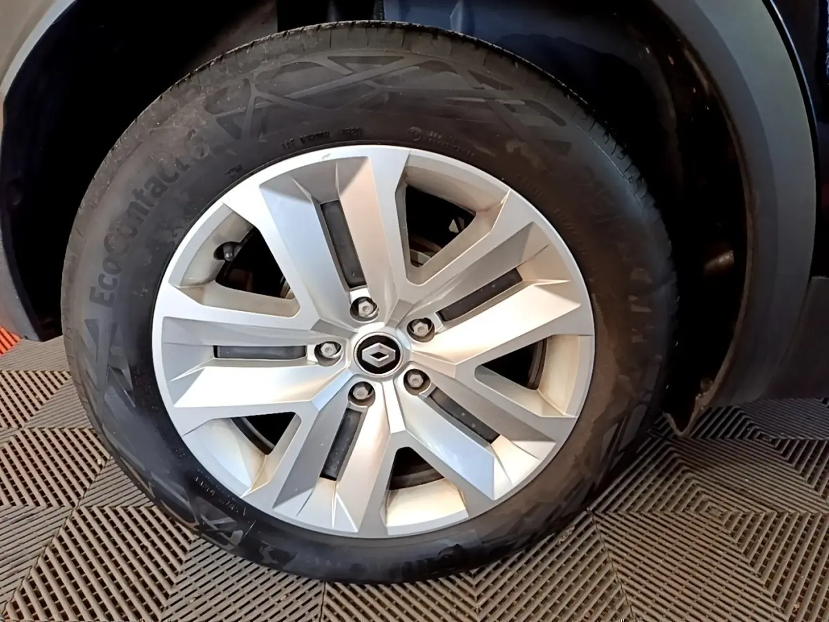 Gros plan sur la roue arrière droite d’un Renault Captur noir 2021, mettant en valeur le pneu et l’aile du véhicule.