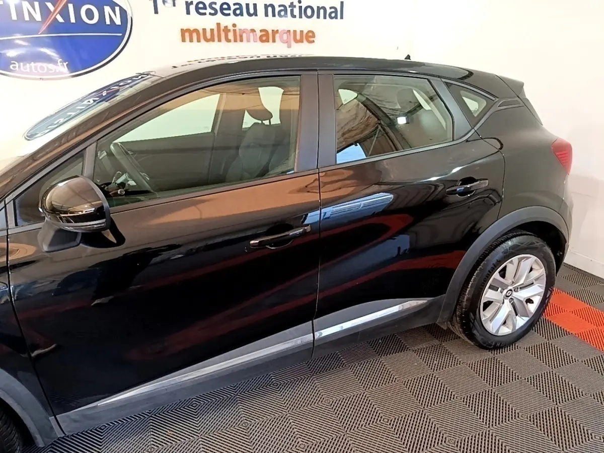 Profil droit d'un Renault Captur Business noir 2021, mettant en valeur ses lignes fluides et ses jantes alliage.