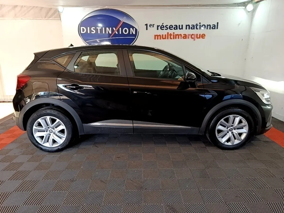 Profil côté gauche d’un Renault Captur Business noir 2021, avec jantes alliage et rétroviseurs noirs brillants.