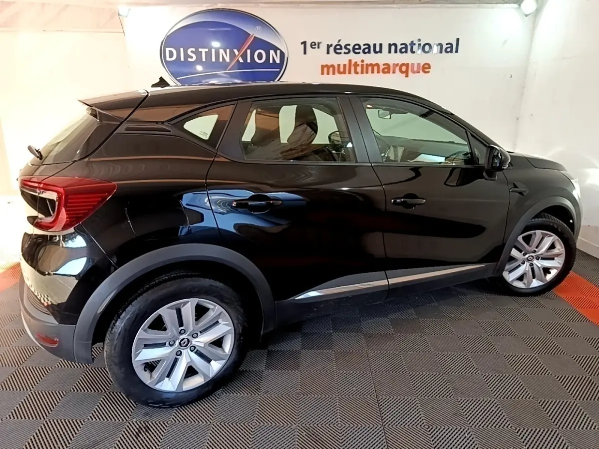 Vue latérale droite d'un Renault Captur Business noir de 2021, avec jantes alliage et feux arrière LED distinctifs.