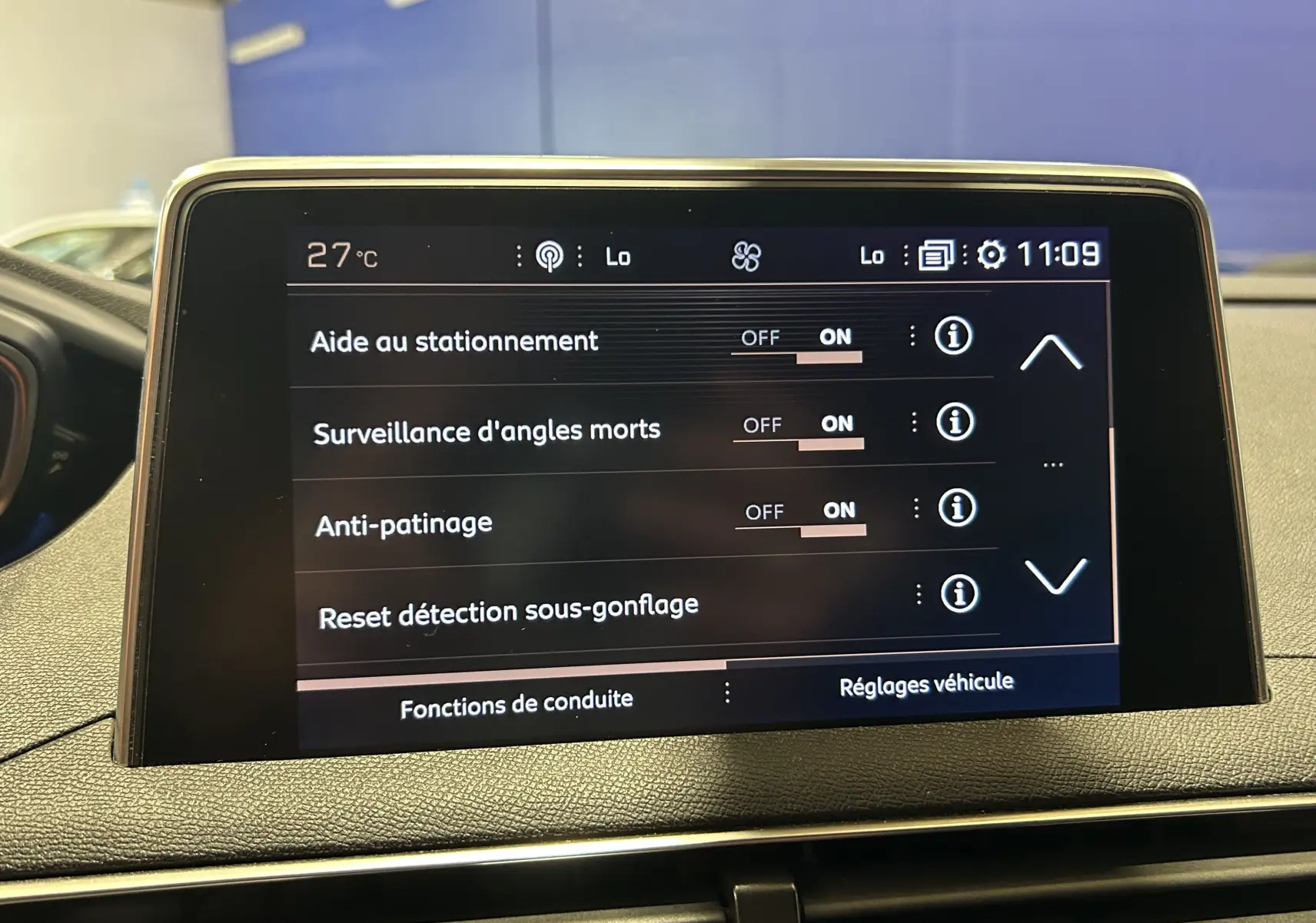 Écran tactile intérieur du Peugeot 3008 GT Line 2020 affichant les réglages d’aide à la conduite activés.