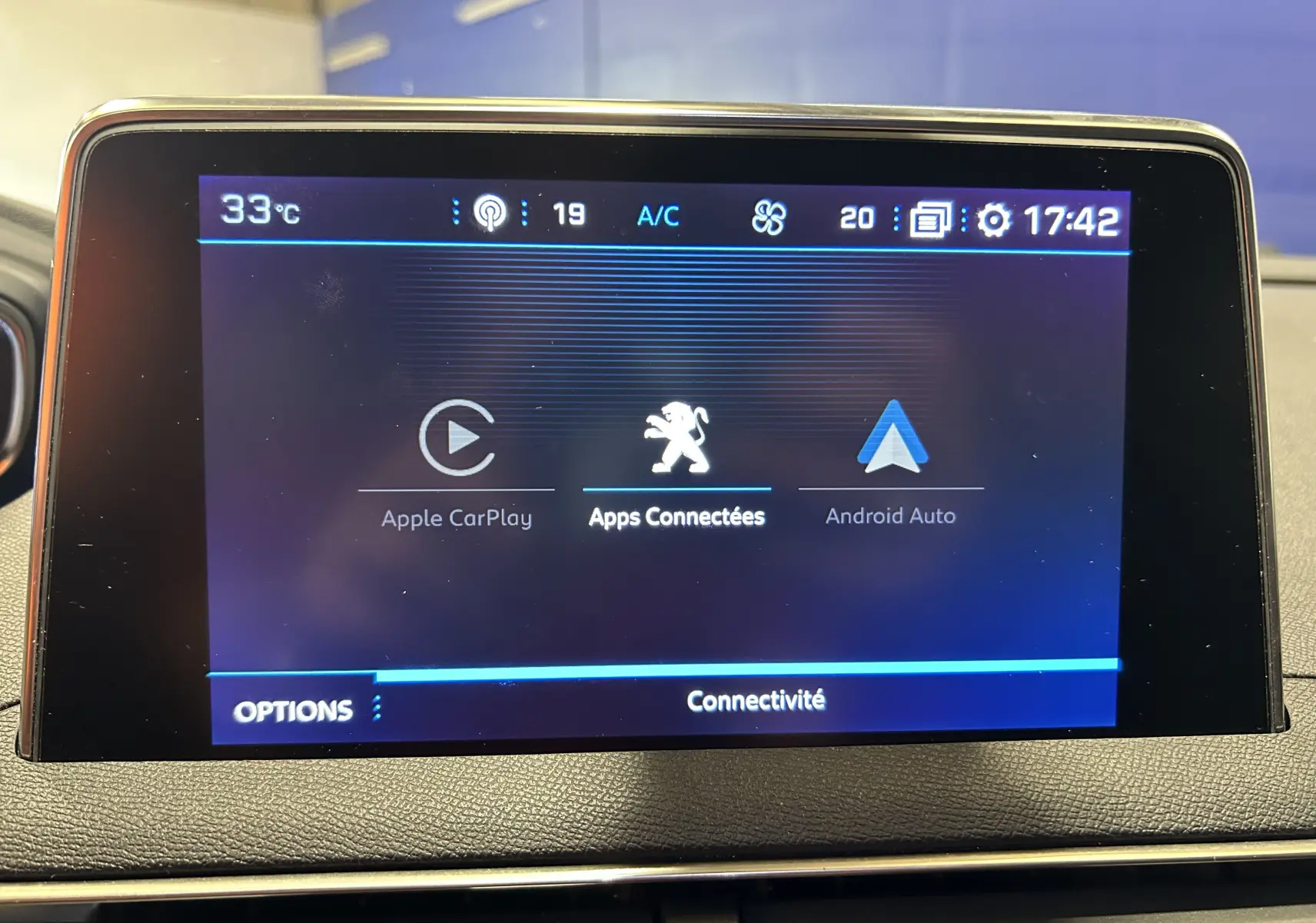Écran tactile central du Peugeot 3008 GT Line 2020 affichant les options Apple CarPlay, Android Auto et connectivité, intérieur noir.
