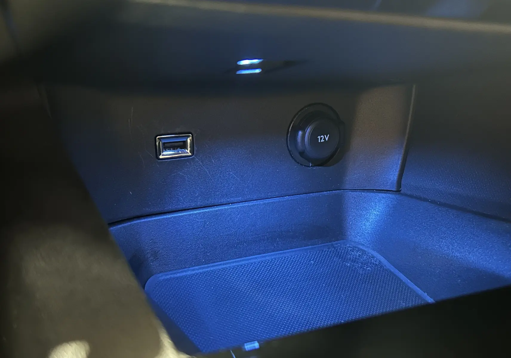 Gros plan sur la prise USB et l’allume-cigare 12V dans l’habitacle du Peugeot 3008 blanc, version 2020.