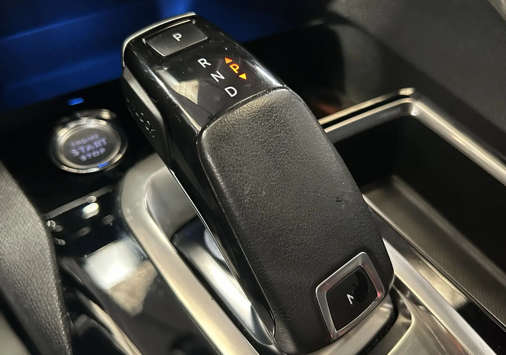 Gros plan sur le levier de vitesses automatique noir de la Peugeot 3008 GT Line, avec bouton de démarrage visible en arrière-plan.
