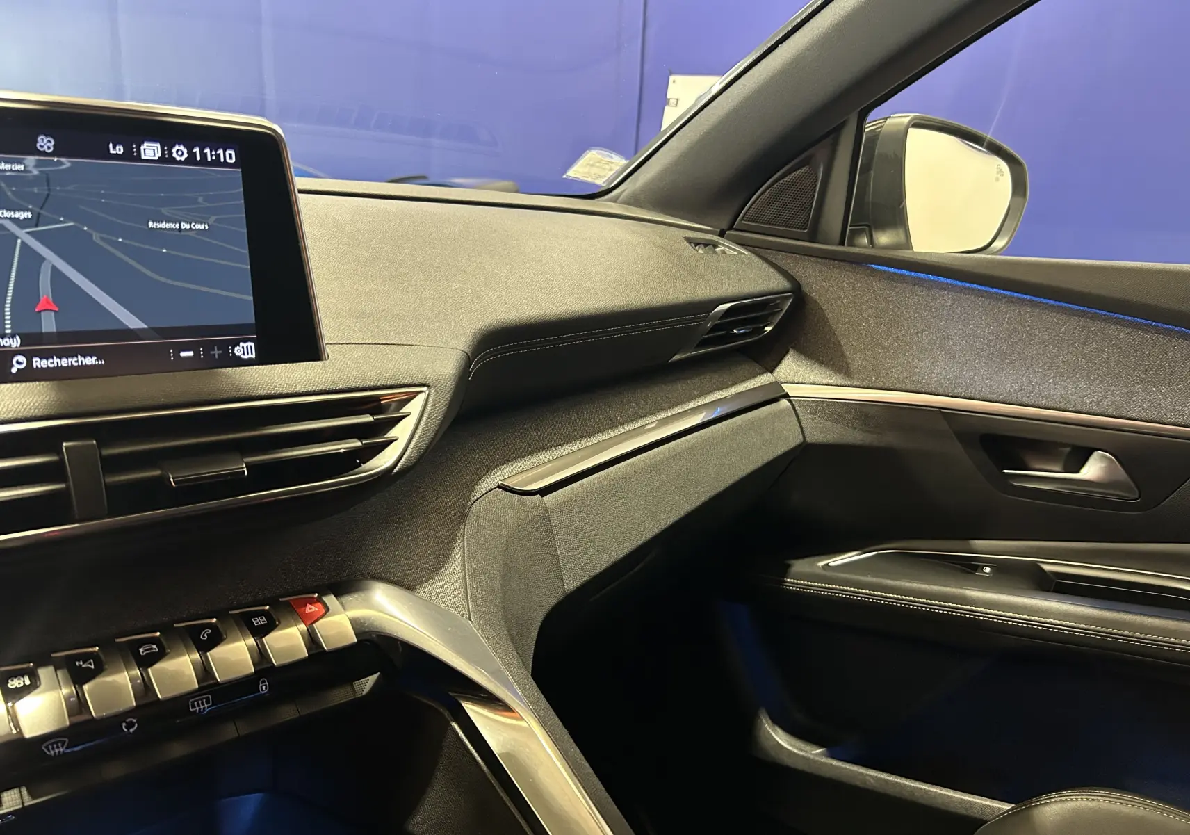 Vue intérieure côté passager du tableau de bord du Peugeot 3008 blanc, avec écran tactile et éclairage d'ambiance bleu.
