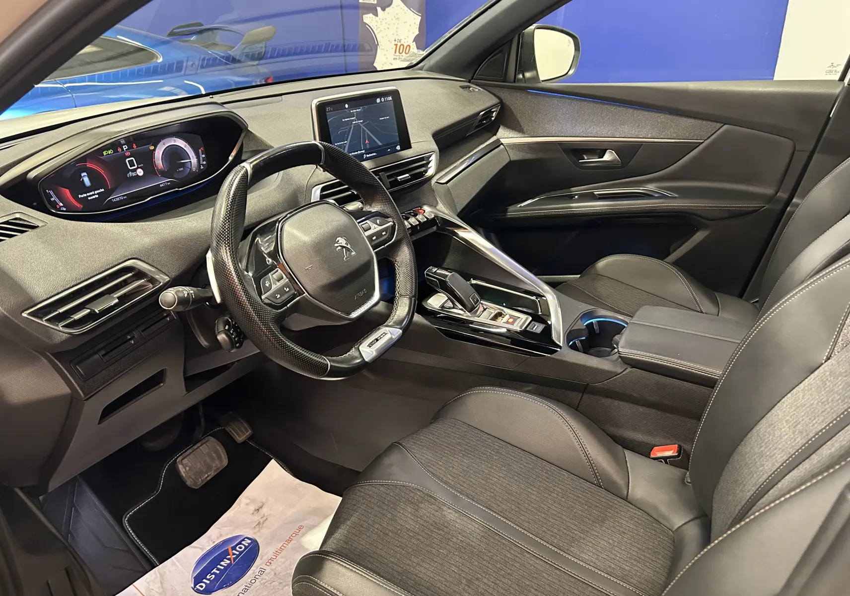 Vue intérieure côté conducteur du Peugeot 3008 GT Line 2020 avec tableau de bord numérique et volant compact cuir noir.
