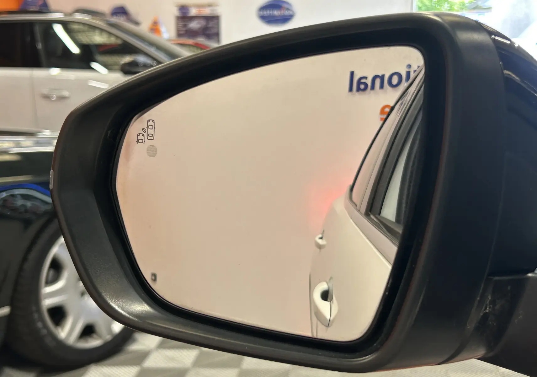 Rétroviseur extérieur droit montrant la partie arrière blanche d’un Peugeot 3008 GT Line avec poignée de porte visible.
