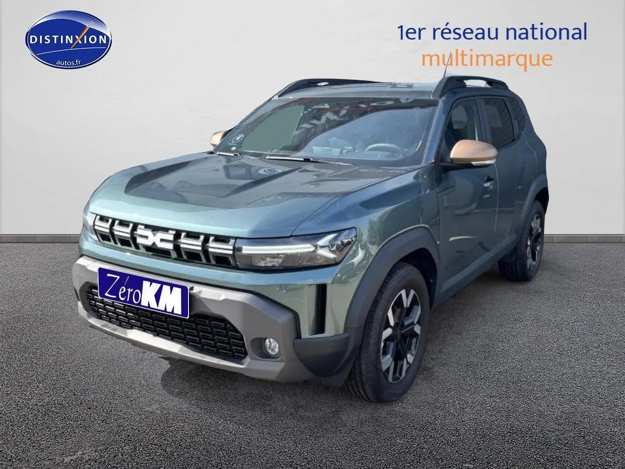 Dacia Duster vert cèdre en 3/4 avant droit avec rétroviseurs couleur bronze et jantes alu noires.