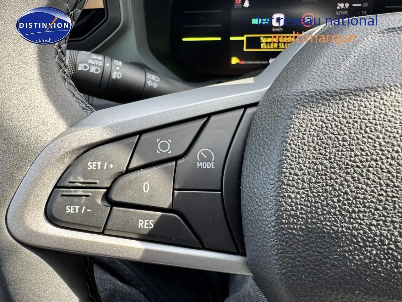 Gros plan sur les commandes de régulateur de vitesse au volant du Dacia Duster 2025, finition Expression.