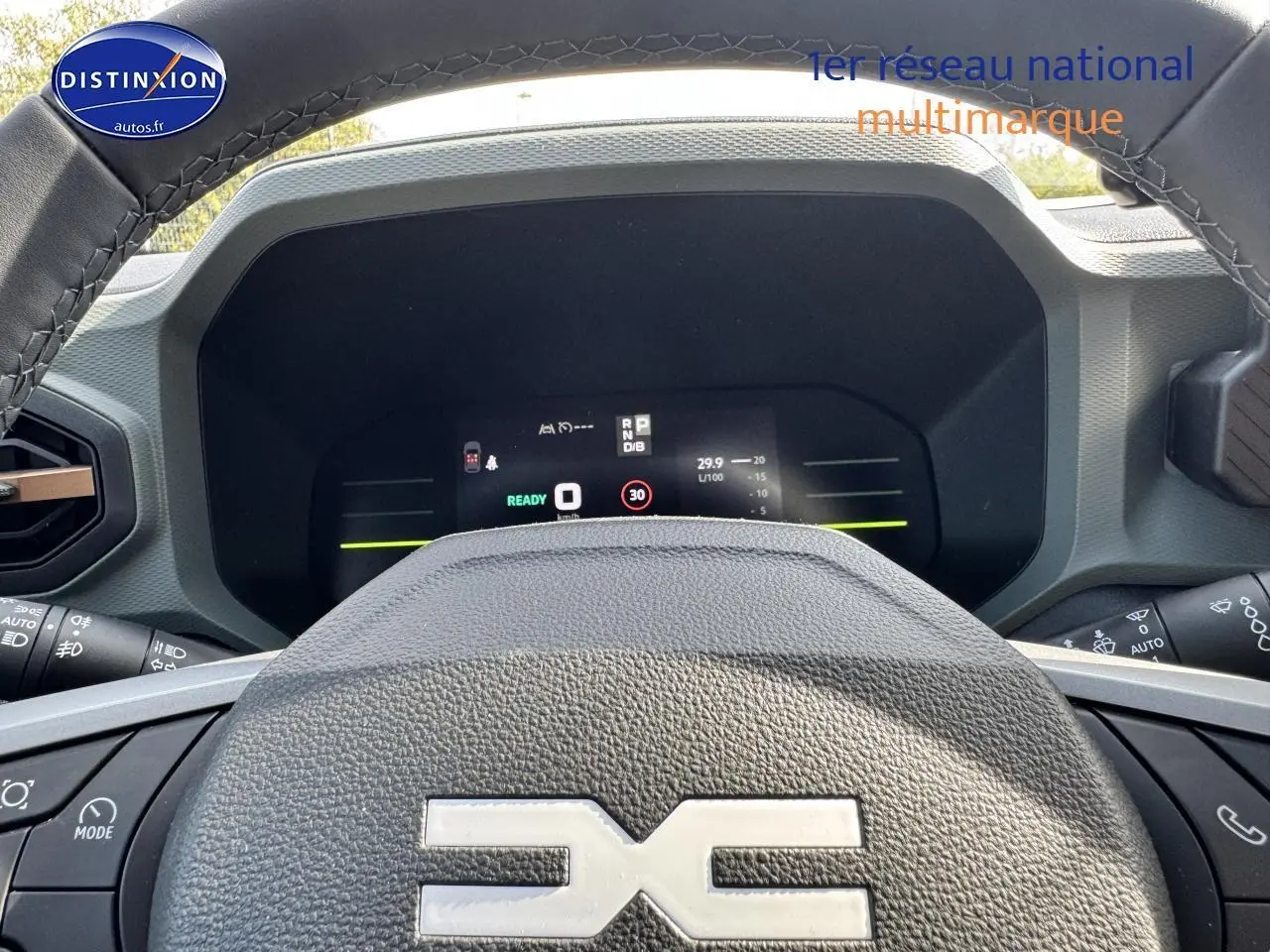 Vue rapprochée du tableau de bord et volant multifonction du Dacia Duster 2025, avec affichage numérique moderne.