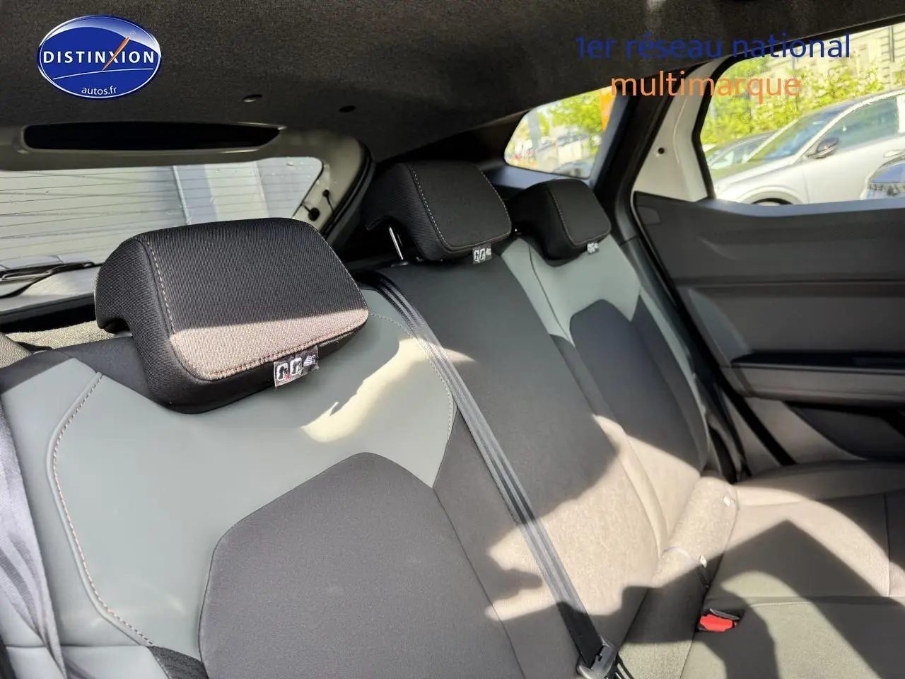 Banquette arrière grise et noire du Dacia Duster 2025, vue côté droit avec appuie-têtes et ceinture de sécurité visibles.