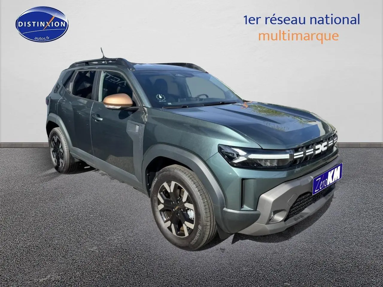 SUV Dacia Duster vert cèdre vu en 3/4 avant droit avec rétroviseurs couleur bronze et jantes alu noires.