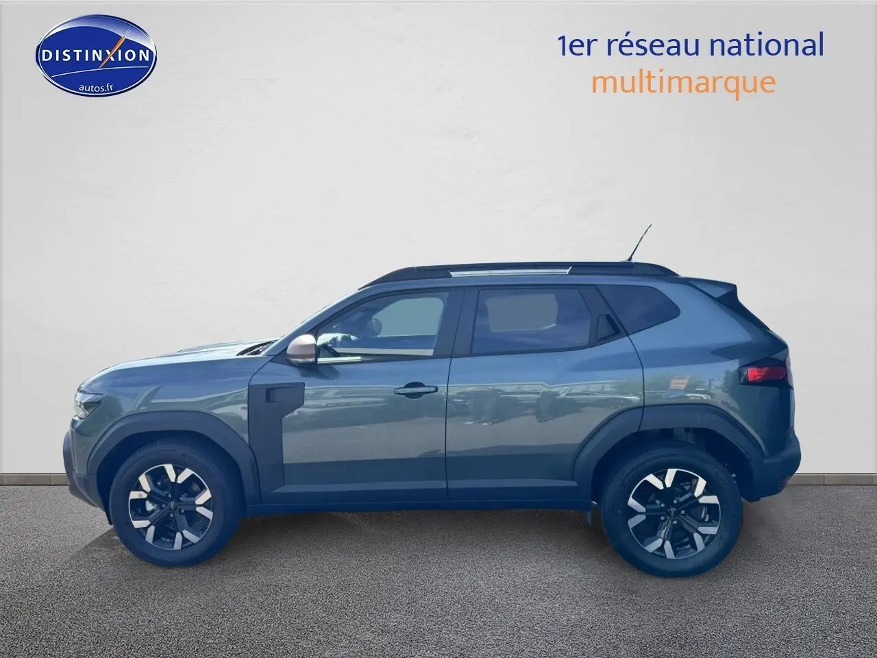 Profil droit du Dacia Duster 2025 vert cèdre avec jantes alliage et barres de toit visibles sur fond clair.