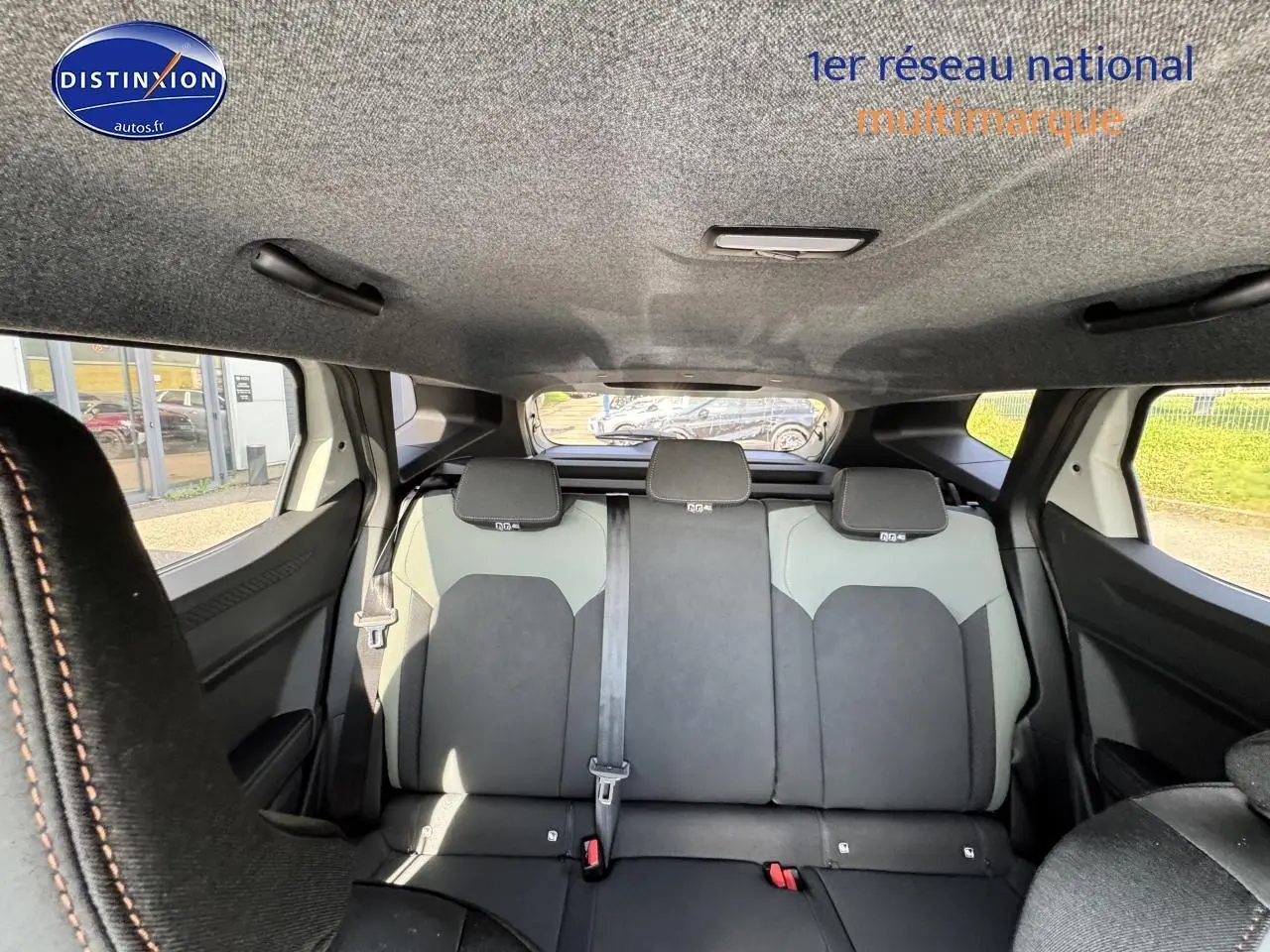 Vue intérieure arrière du Dacia Duster 2025 montrant la banquette 3 places bicolore avec appuie-têtes et ceinture centrale.