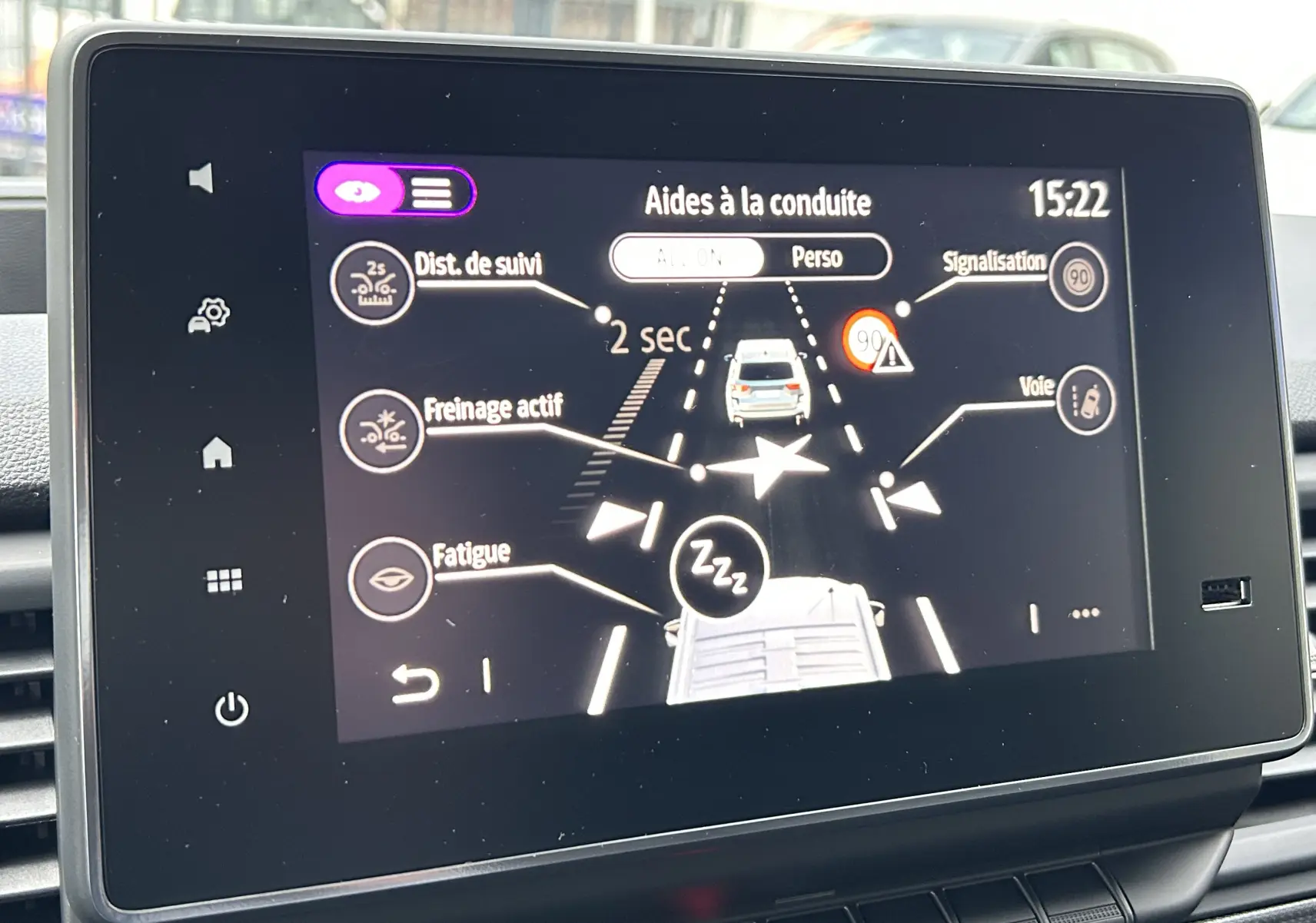 Écran tactile intérieur du Renault Trafic Advance 2025 montrant les aides à la conduite avec interface claire et icônes visibles.